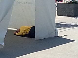 În cortul de prim ajutor de la Lujerului doarme un bărbat