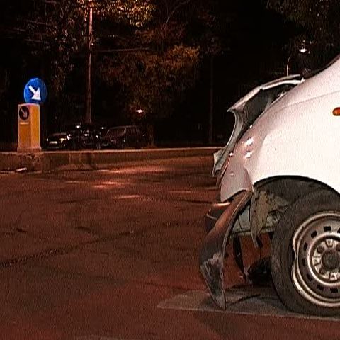 Doi şoferi au intrat cu maşinile în refugiile de tramvai