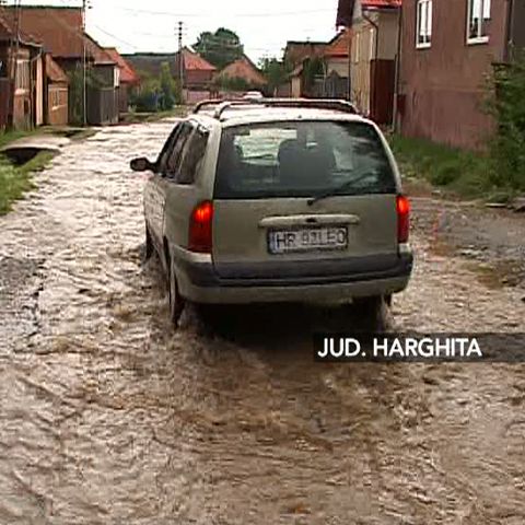 O ploaie de mai puţin de 30 de minute a inundat câteva străzi din oraşul Simeria 