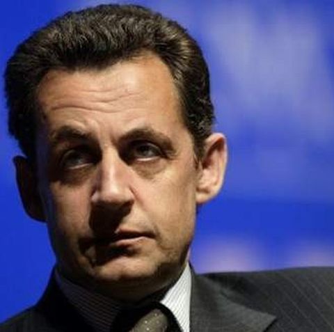 Preşedinţia franceză este acuzată că a comandat mai multe sondaje favorabile lui Sarkozy