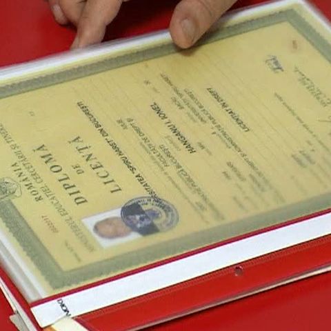 Un absolvent a zece facultăţi din cadrul Universităţii Spiru Haret riscă să-şi piardă toate diplomele