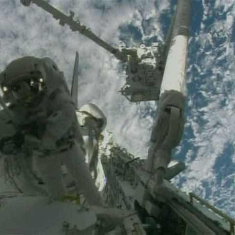 Astronauţii de pe "Endeavour" au efectuat prima ieşire orbitală 
