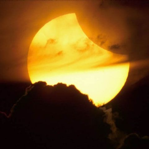 Astrologii prevestesc războaie, atentate şi catastrofe, după eclipsa de soare de miercuri din Asia