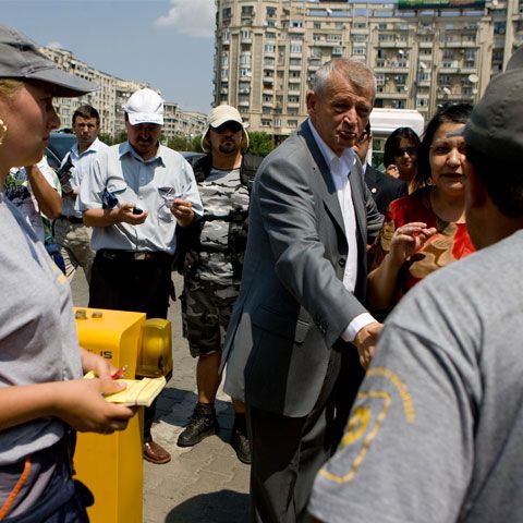 Angajaţii disponibilizaţi de compania Dalli vor picheta zilnic Primăria Capitalei