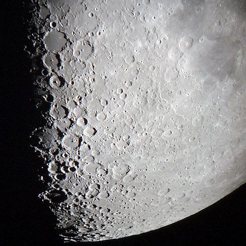 Google Earth permite şi explorarea Lunii