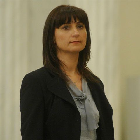 Academia Caţavencu: Ministresa Plăcintă deţine ilegal funcţia de senator