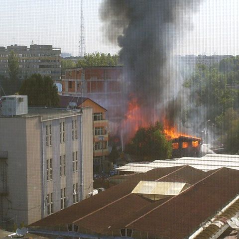 Un restaurant din sectorul 6 al Capitalei a ars ca o torţă, miercuri dimineaţă - VEZI FOTO ŞI VIDEO