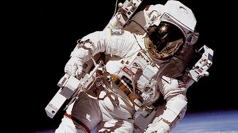 Astronauţii povestesc ce poţi face dacă strănuţi în cască