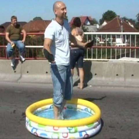 Piscină gonflabilă în mijlocul şoselei de centură a Braşovului