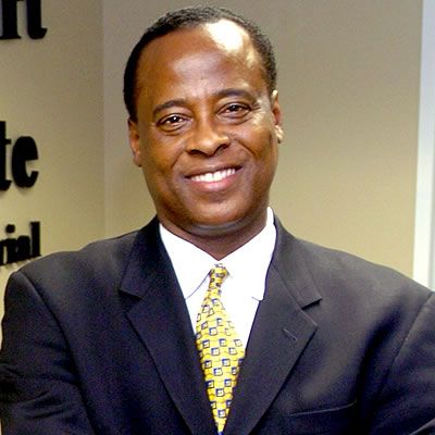 Poliţia americană a efectuat percheziţii la clinica unde lucra medicul lui Michael Jackson