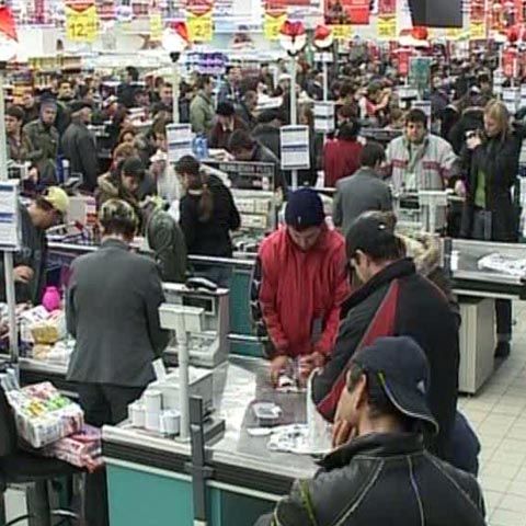 Românii au început să fie mai atenţi la cumpărături şi aleg preţurile mai mici