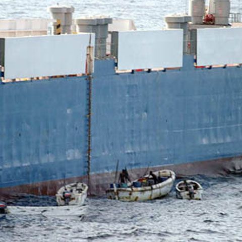 Soţiile marinarilor capturaţi de piraţii somalezi au scris autorităţilor italiene, acuzând România că nu face nimic