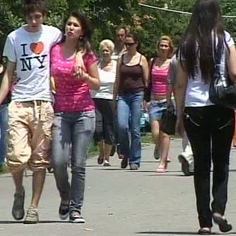 Românii nu-şi iubesc ţara, dar sunt datori faţă de ea, potrivit unui studiu