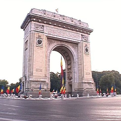 Peste 800 de militari au defilat, pe 29 iulie, pe sub Arcul de Triumf