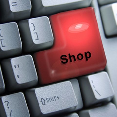 Criza aruncă retailerii IT clasici în online