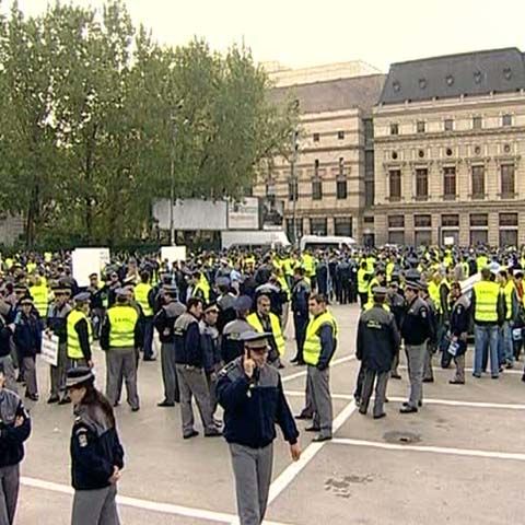 Poliţiştii vor ieşi în stradă, în perioada 17-21 august, pentru a-şi cere drepturile băneşti