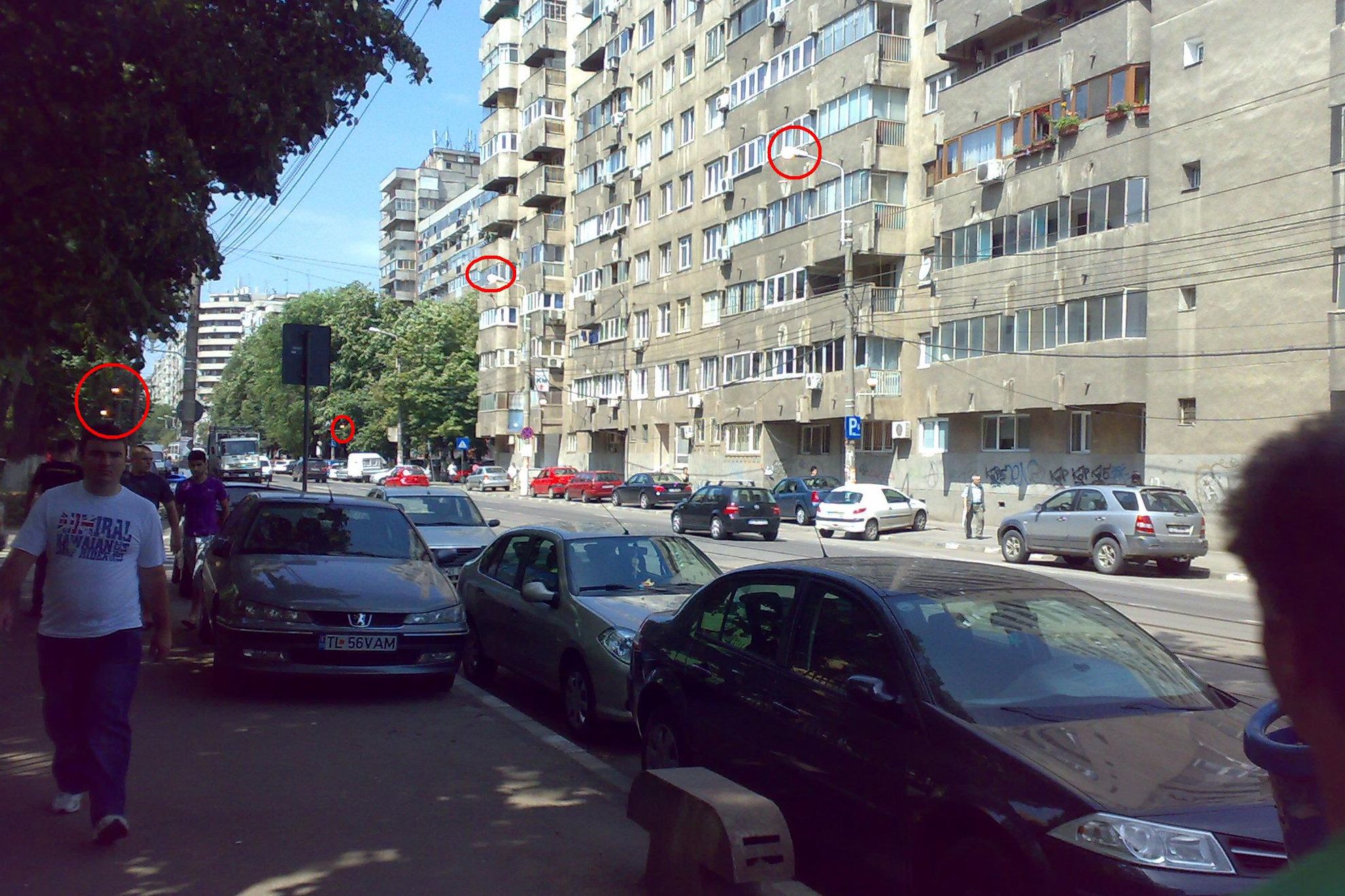 Vremuri de criză - lumini aprinse pe timpul zilei