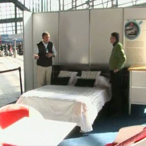 Patul care se aranjează singur a fost prezentat la un salon de invenţii din Chile 