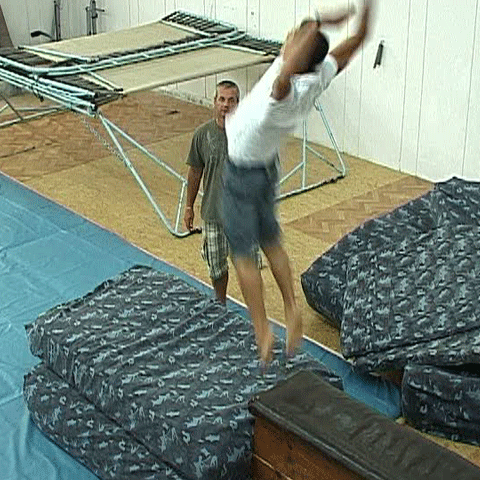 Canotaj printre dejecţii, patinaj cu şoseta, sărituri în apă pe saltele şi sanie pe role - VEZI VIDEO