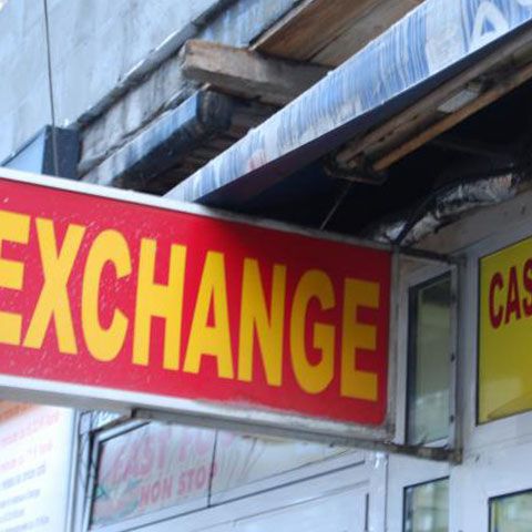 Jaf armat la o casă de schimb valutar din Târgovişte. Un bărbat a fugit cu 40.000 lei