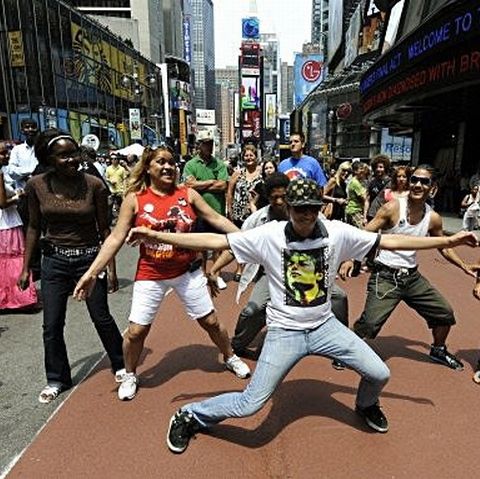 Peste 2.000 de români au dansat într-un flashmob pe piesa \"Beat it\" a lui Michael Jackson. VEZI VIDEO