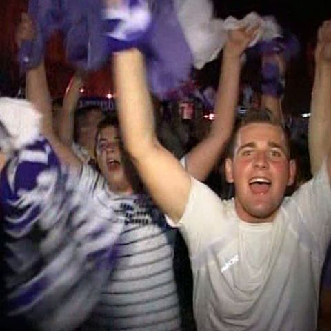 Suporterii FC Timişoara s-au adunat în piaţa din centrul oraşului pentru a sărbători calificarea, în premieră, în preliminariile Ligii Campionilor