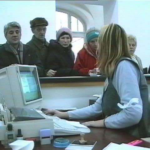 Spor de zâmbet, de xerox sau de muncă în cimitir: sume încasate ilegal de funcţionarii publici în ultimii 6 ani