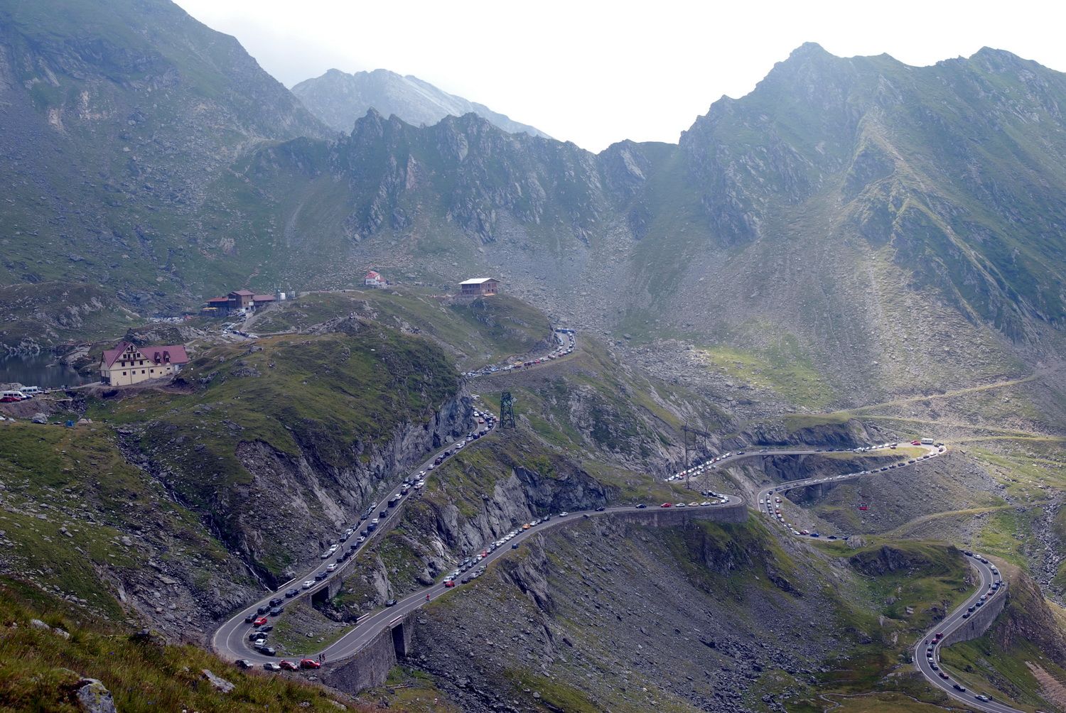 Coadă de maşini pe Transfăgărăşan