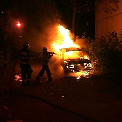 Trei maşini abandonate au ars în Capitală