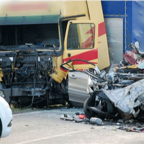 Cinci români, aflaţi într-un microbuz, au murit într-un accident rutier în Ungaria - IMAGINI ŞOCANTE