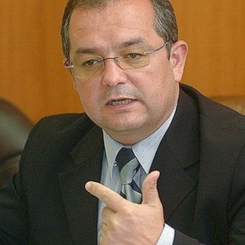 Emil Boc: Pensiile vor creşte cu 2% de la 1 octombrie, iar TVA nu va fi majorată