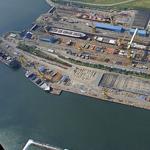 Băsescu: La şantierul naval Mangalia ar trebui găsite soluţii similare celor de la Dacia şi Oltchim