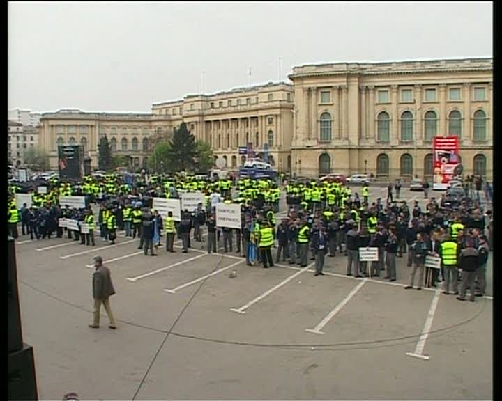 Sute de poliţişti au protestat marţi în zece oraşe din ţară şi în Capitală