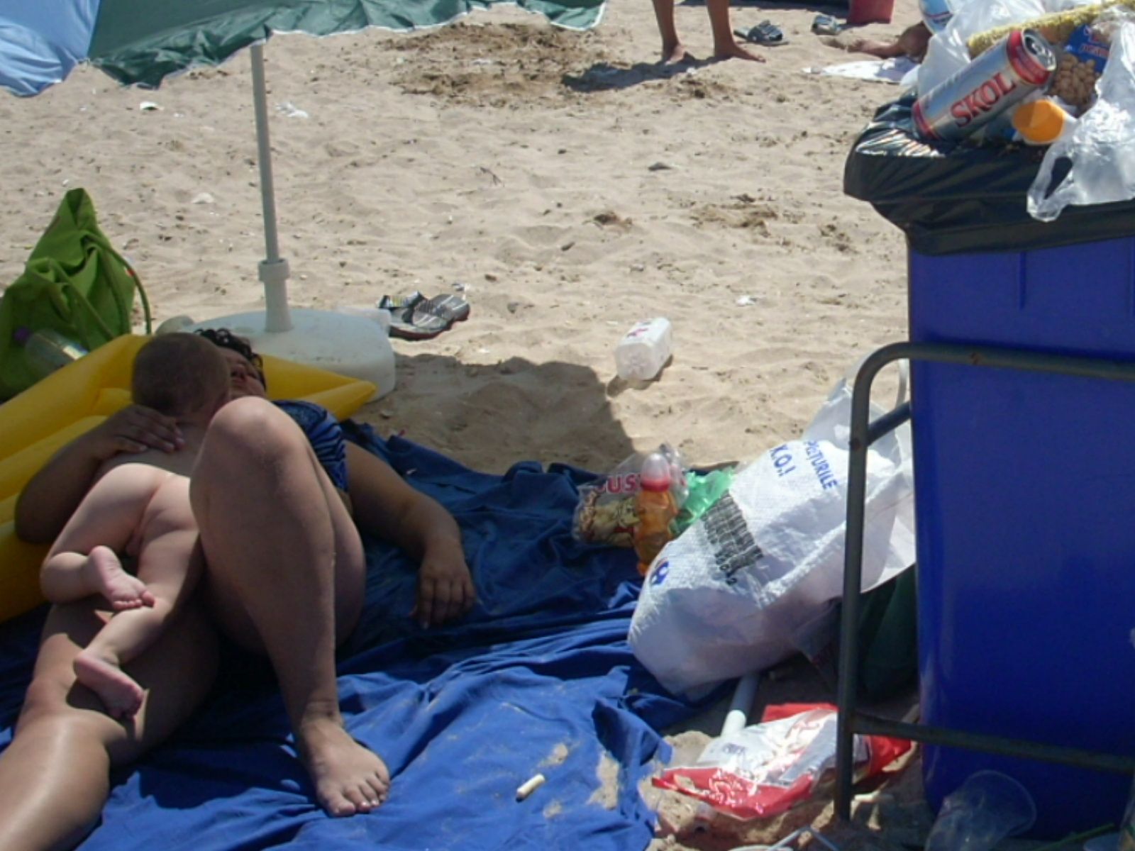 La plajă lângă tomberonul de gunoi