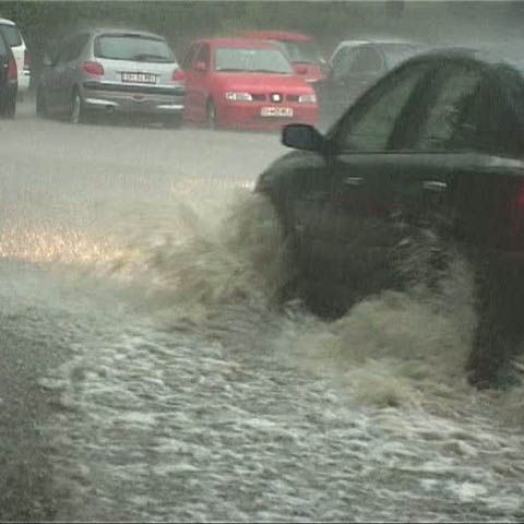 O rupere de nori a inundat mai multe străzi din Oradea - VEZI VIDEO