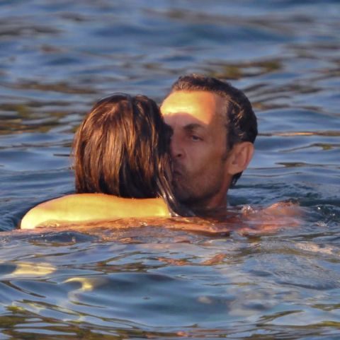 Carla Bruni Sarkozy, în bikini şi în amoruri cu Nicolas Sarkozy