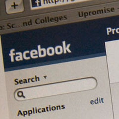 Facebook lansează o versiune simplificată, care să concureze Twitter