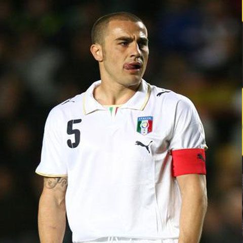 Cannavaro l-a întrecut pe Maldini şi a devenit jucătorul cu cele mai multe prezenţe în naţionala Italiei