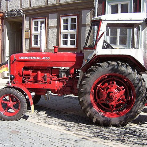 Pe platforma Roman din Braşov se produc din nou tractoare
