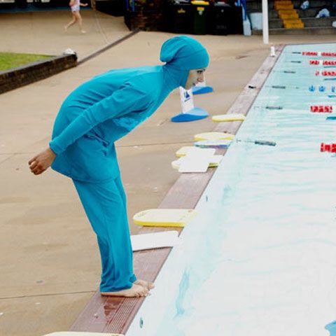 O musulmană din Franţa a fost dată afară de la piscină din cauza costumului de baie