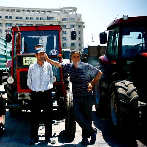 Traian Băsescu s-a urcat la volanul unui tractor produs la Roman Braşov