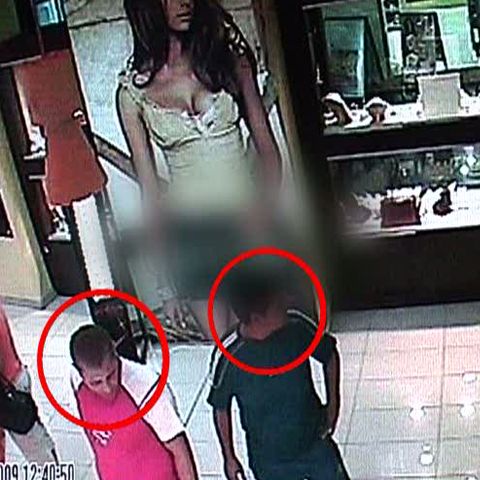 Doi tineri au furat 30 de lănţişoare de aur dintr-un mall din Târgu-Mureş 