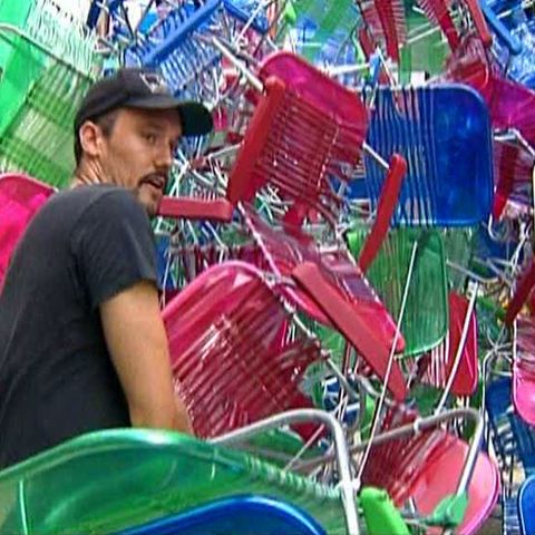 Un sculptor a realizat o statuie din 100 de scaune, în Times Square 