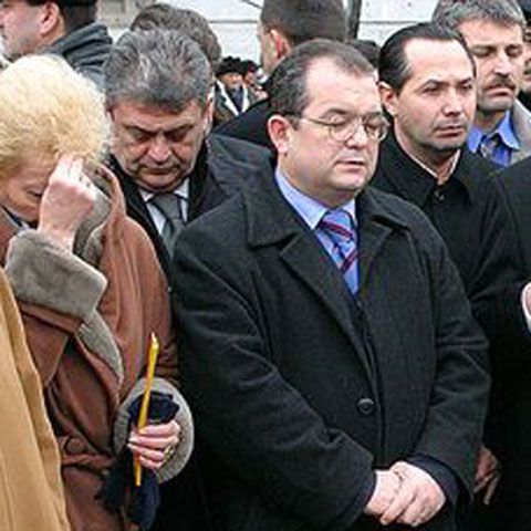 Premierul Boc s-a închinat la Icoana Făcătoare de Minuni VEZI VIDEO