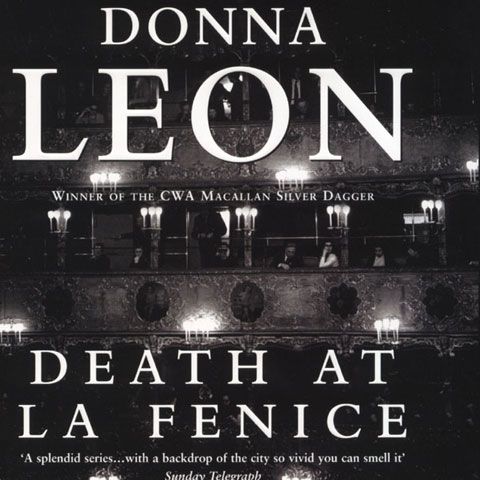 Romanul poliţist "Moarte în La Fenice" scris de Donna Leon, disponibil în librării