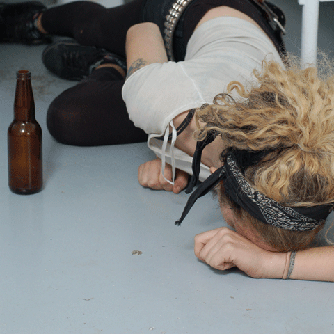 Tot mai multe adolescente apelează la alcool pentru a slăbi, potrivit unui studiu