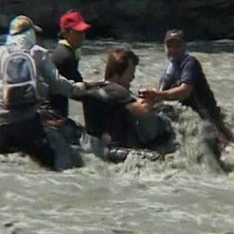 Un cameraman a fost luat de ape în timp ce filma distrugerile provocate de taifun în Taiwan