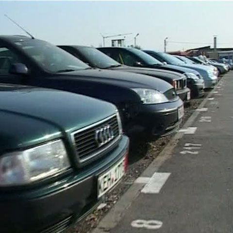 Firmele de leasing vând maşini returnate "la pachet", la preţuri cu 40-50% mai mici decât în 2008