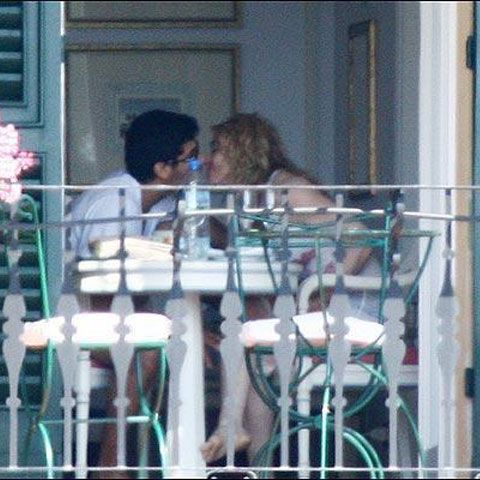 Madonna şi Jesus, pupici de îndrăgostiţi - FOTO ŞI VIDEO