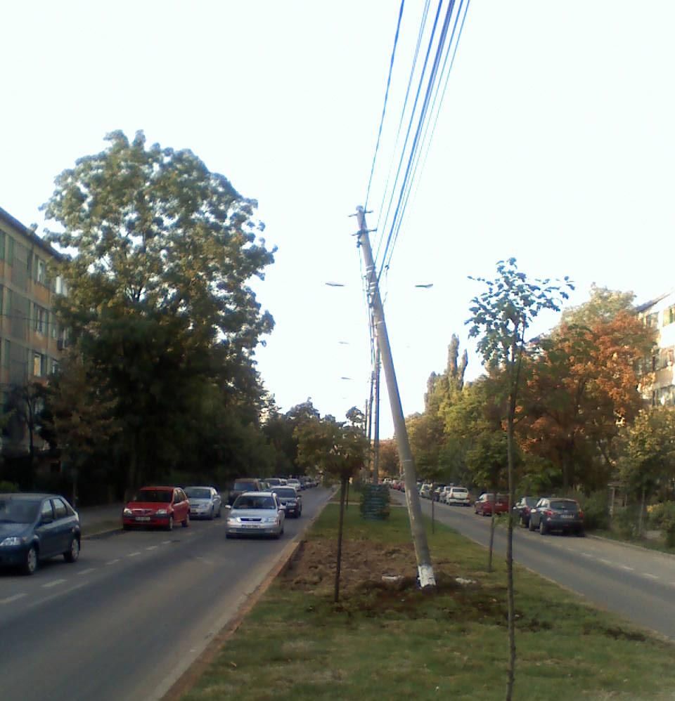 Un stâlp poate cădea oricând
